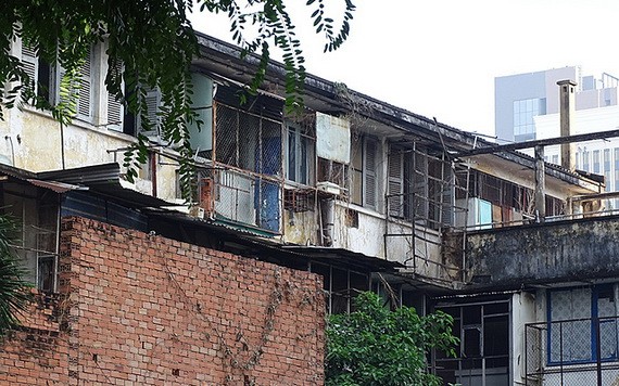 圖為位於第一郡二徵女王街128號的舊公寓準備拆除重建。（圖：何安）