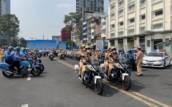 各單位出發響應2022年交通安全年。（圖：黎潘）