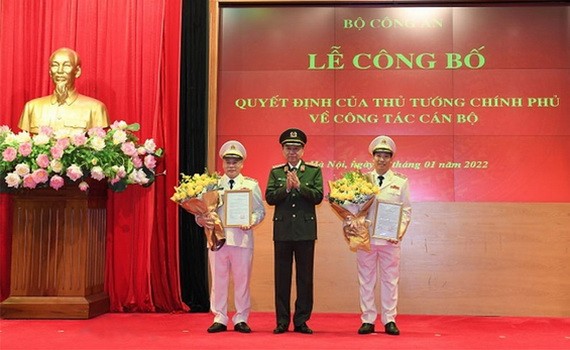 公安部長蘇霖大將（中）與兩名新任公安部副部長在頒授《決定》儀式上合影。（圖：越通社）