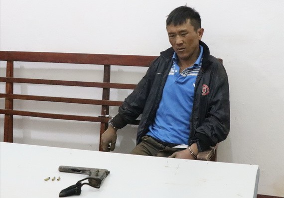 被抓獲的通緝犯盛阿離及其身上繳獲的手槍一支和子彈。（圖：警方提供）