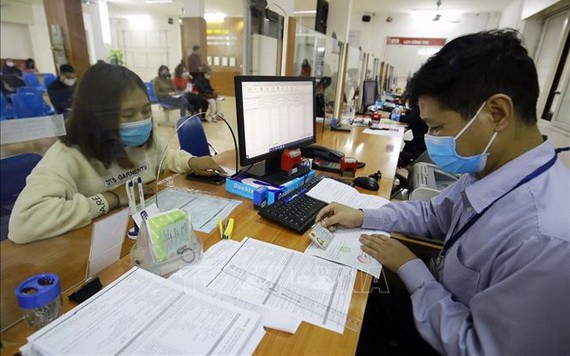 一名女性失業者在社會保險機關辦理失業金領取手續。（圖：越通社）