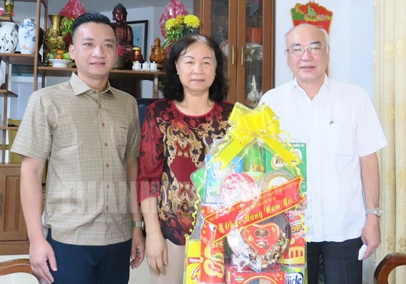 市委宣教處主任潘阮如奎（右）探望原南部西區指委會副主任林志越家庭並贈送春節禮物。（圖：市黨部新聞網）