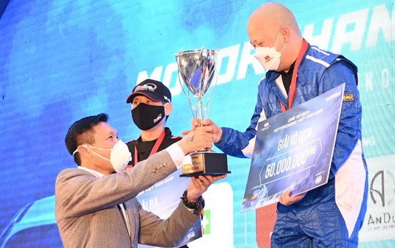 組委會向車手頒獎。（圖：互聯網）