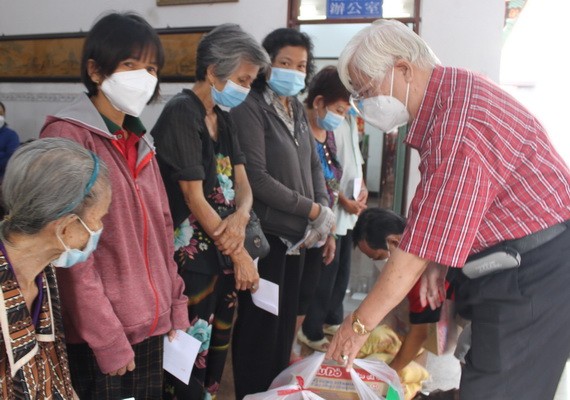 義安會館會長陳裕向貧困者贈送歲暮濟貧禮物。