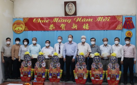 市委副書記阮胡海向穗城、義安、二府、海南、崇正、溫陵會館理事長們贈送賀年禮物。