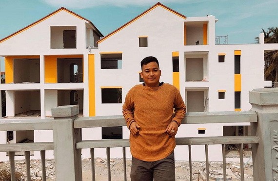 黎文軍後面是去年初建設的酒店。