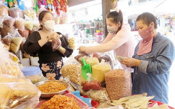 新平郡范文二商販留在街市恢復營業、復甦經濟。