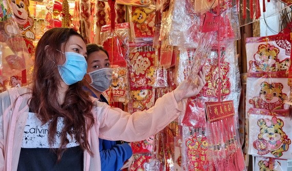 消費者選購賀年飾品。