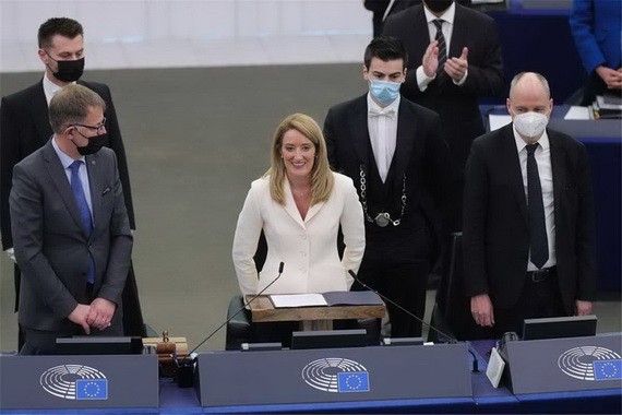 1月18日，蘿伯塔·梅措拉（前中）在法國斯特拉斯堡召開的歐洲議會全會上當選新任議長。（圖：新華社）