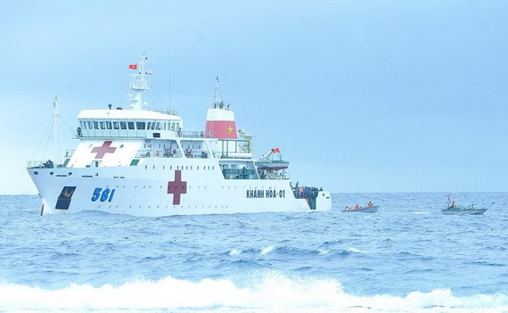 一箱箱的春禮和日常必需品從慶和-01（561）號船轉移到快艇上，以便運送到長沙島。