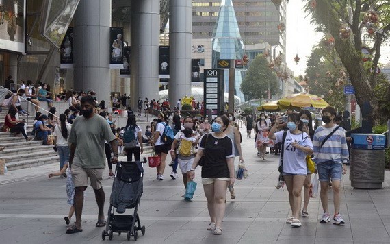 新加坡先前因Delta變異株引發的疫情已趨緩，但自去年12月開始，感染Omicron變異株的人數持續上升。（圖：AP）