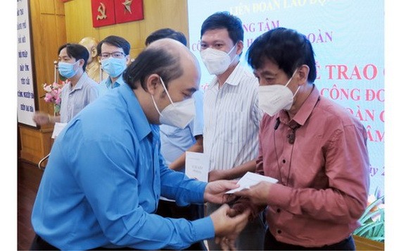 市教育部門工會代表向因疫情陷入困境的教師贈送禮物。