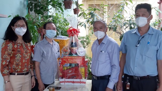 民運處領導向李金梅和梁鴻德老幹部拜年 ảnh 1