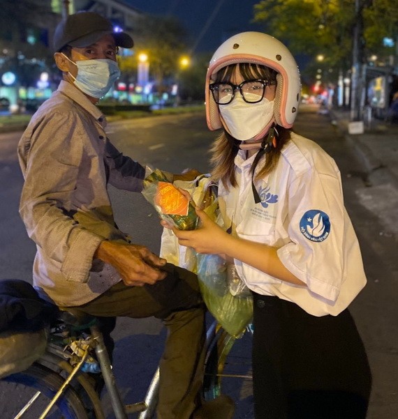 中文系大學生裹粽贈送貧困者。