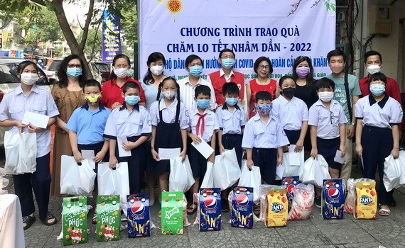 第六郡紅十字會領導與各熱心人士向華人學生贈送禮物。