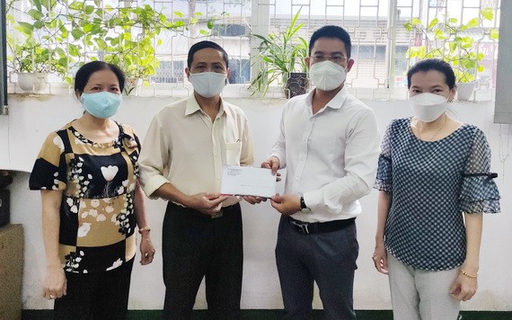 文忠孝編委(右二)向將來學校校委轉贈善款三千萬元。