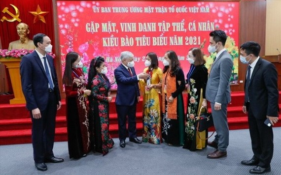 越南祖國陣線中央委員會主席杜文戰同與會僑胞交流。（圖：俊輝）