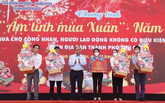 國家主席阮春福向守德市工人贈送春節禮物。（圖：緣潘）