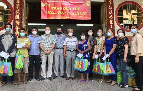 培德精舍給地方貧戶派發迎春禮品。