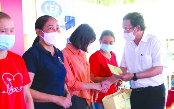 市委書記阮文年向貧困工人贈送禮物。（圖：TTO）