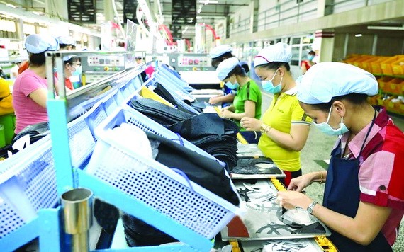 寶元公司鞋品生產線一隅。