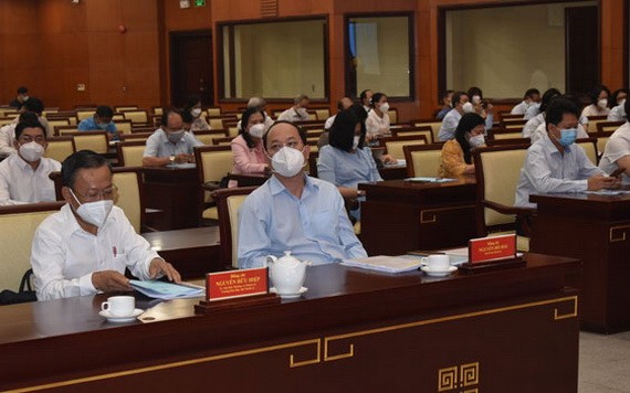 市委副書記阮胡海與市委民運處主任阮友協在本市直播點出席會議。