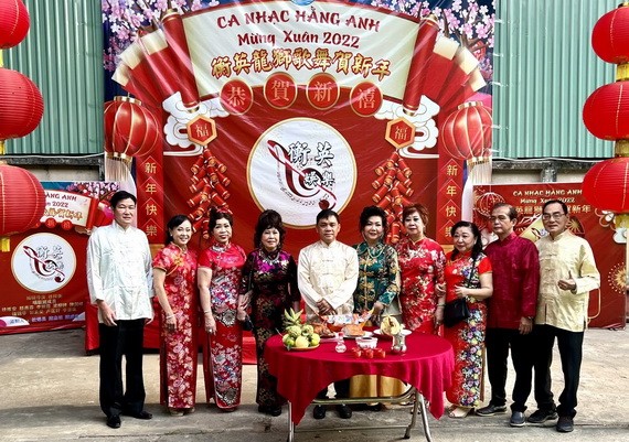 人民藝人徐梓衡（左五）與唱家班成員留影。