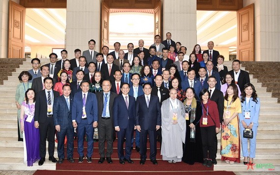 政府總理范明政同與會僑胞合影留念。（圖：人民軍隊報）