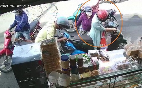 監控視頻顯示，P.H.T被一夥人分散注意力以盜竊財物。 