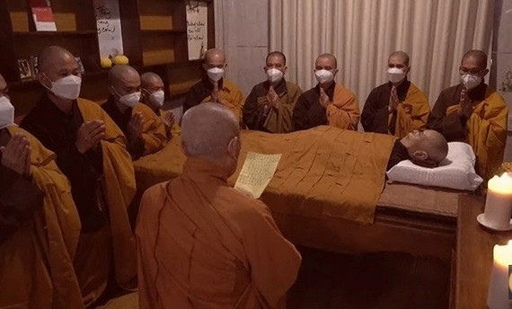 一行禪師入金棺護念儀式現場。（圖：廣善）