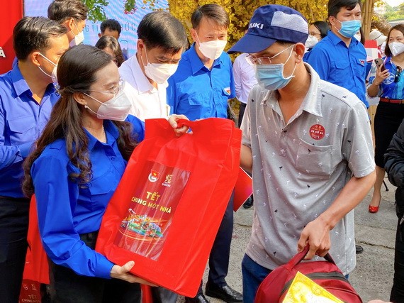 給工人和大學生贈送新春禮物。
