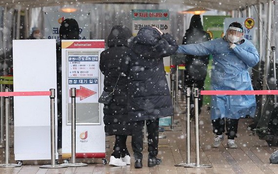 雪中的核酸檢測站。（圖：韓聯社）