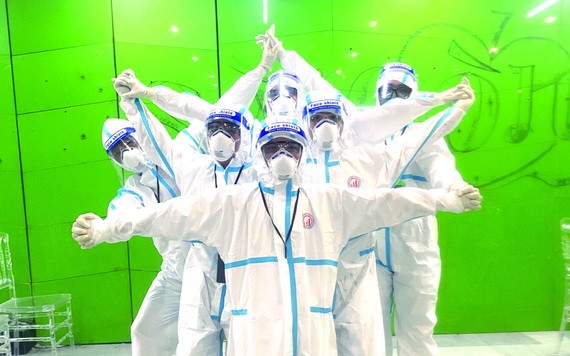 陳志威（前排中）與抗疫人員合影。