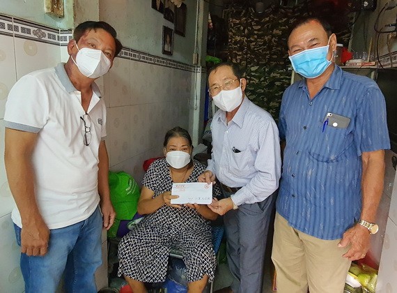 何氏宗祠幫助貧病宗親