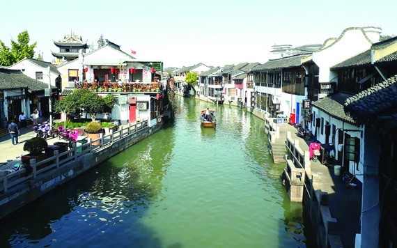 遊客乘坐搖櫓船參觀水閣。