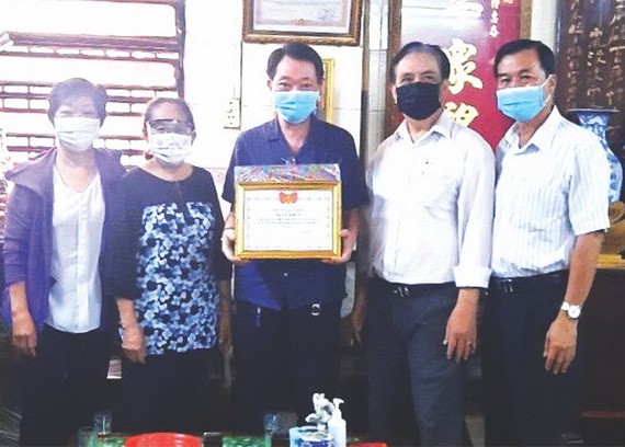 第十一郡高齡人會代表團向茶山慶雲南院住持周華邦頒發獎狀。