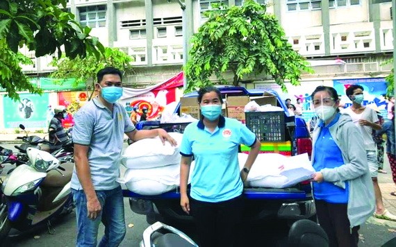 黃錦樑(左)將糧食運送到隔離區。