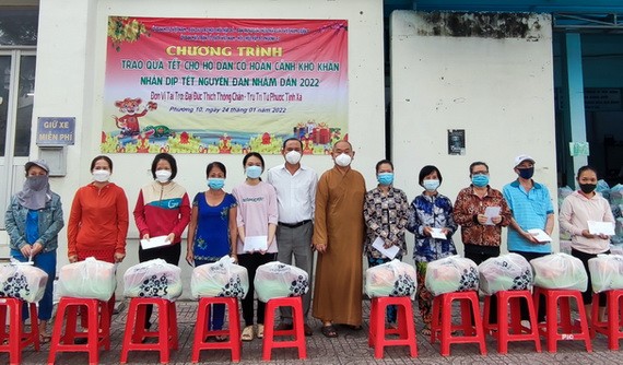 郡祖國陣線委員會副主席梅洪峰與釋慧功法師向第十坊同胞贈送禮物。