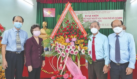 市各民族文學藝術協會領導送花祝賀華人文學藝術輔助會成功舉行第七屆大會。