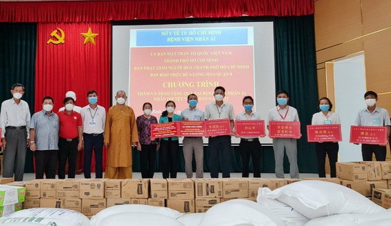 本市慈善團向仁愛醫院贈送大量物資。