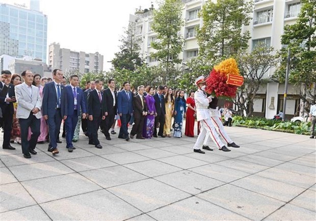 本市領導向海外越南人代表拜年 ảnh 2