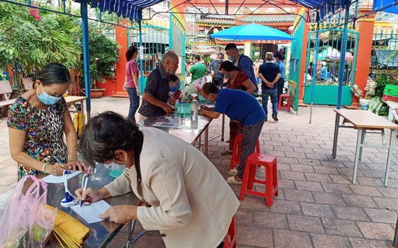 善信在溫陵會館(觀音廟)作健康申報。