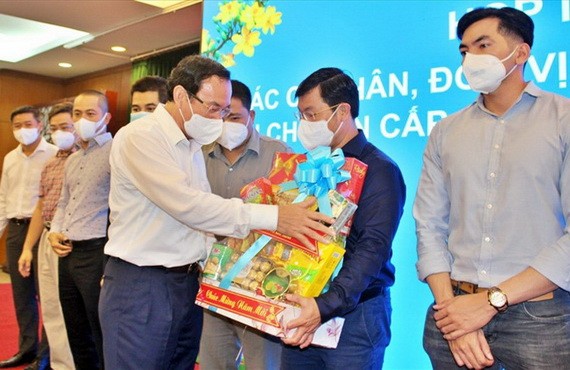 市委書記阮文年向抗疫一線力量贈送禮物。（圖：英秀）