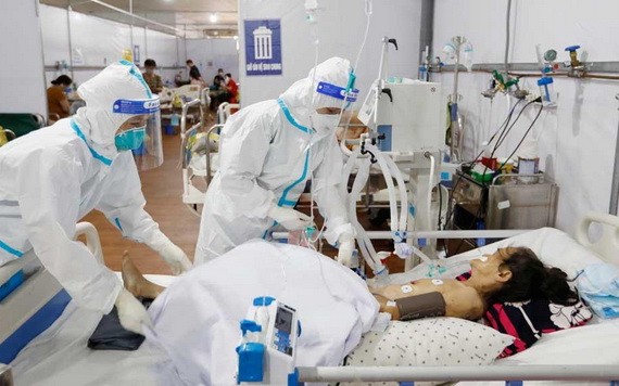 在各所野戰醫院服務抗疫的醫務人員。