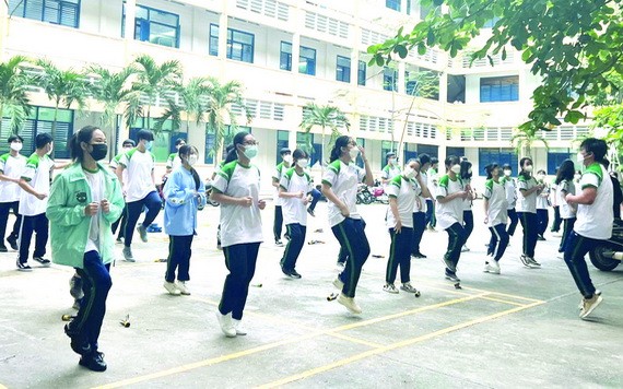 本市學生在校園做體操仍遵守 5K 防疫原則。