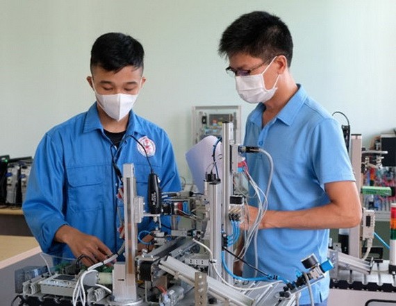 應加大對就業培訓領域的投資力度，以主動適應第四次工業革命時期。