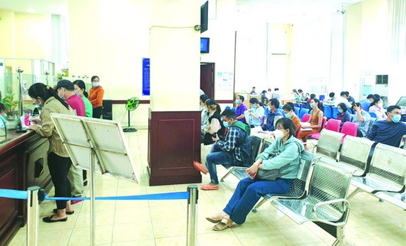 許多民眾到國家機關辦手續