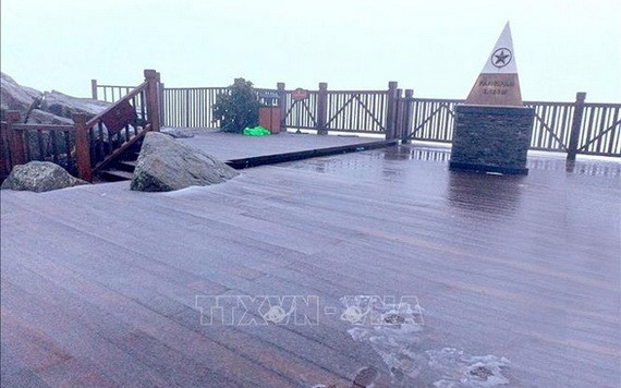 沙巴市的番西邦峰頂上都結起一層薄薄的冰霜。（圖：越通社）