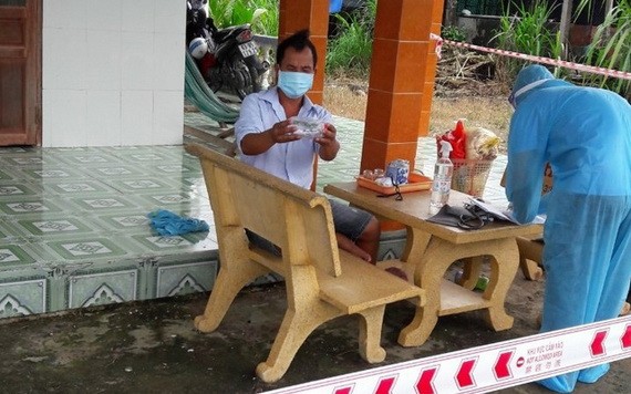 前江省醫療工作人員為一名居家治療的新冠患者上門查體送藥。（圖：朱偵）