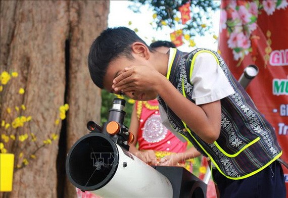 慶榮小學校學生在由芽莊STEAM組開展的體驗科學計劃中通過天文設備觀看天空。